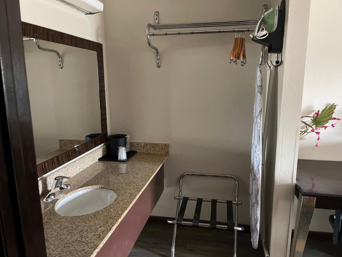 Mountain Grove Royal Inn & Suites מראה חיצוני תמונה